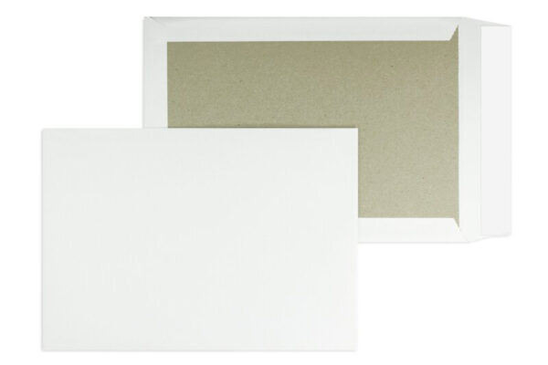 Grande enveloppe blanche avec dos carton