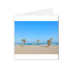 Carte postale paysage plage et ses palmiers penchés