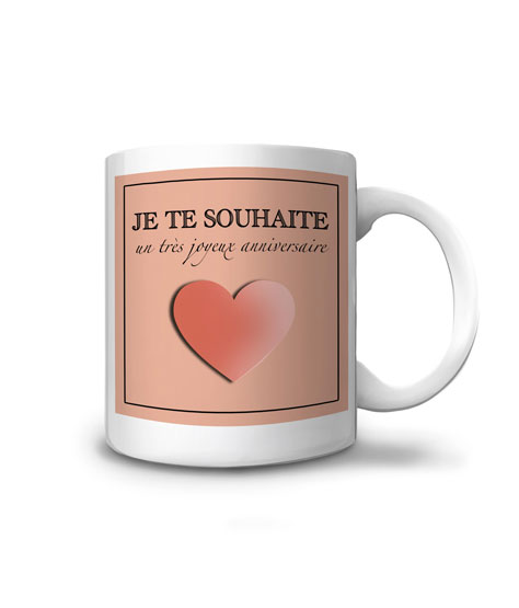 mug joyeux anniversaire avec son coeur rose et son fond couleur saumon