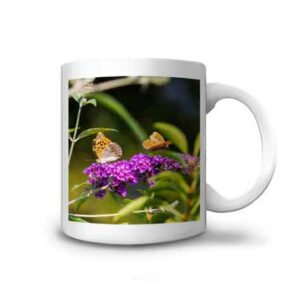 Mug printanier avec les papillons qui butinent les fleurs