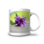 mug avec campanule c'est à dire une fleur violette posée sur un mur