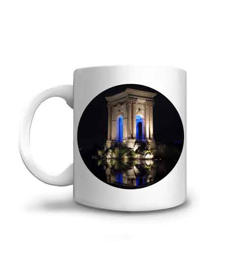 Mug représentant le château d'eau du Peyrou, vue nocturne