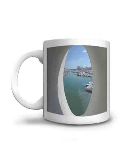 Voici un mug décoré par une photographie du canal de Carnon