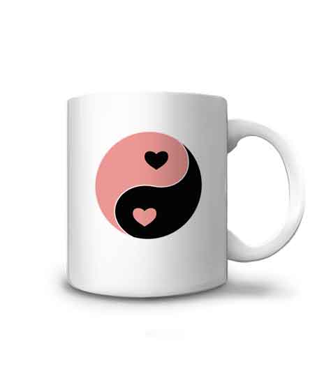 Ce mug allie le yin et le yang à l'amour pour un cadeau tout doux