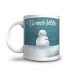 Le bonhome de neige vous souhaite de bonnes fêtes sur son mug à offrir en cadeau