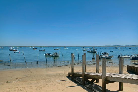 Photo au bord du bassin d'Arcachon, avec son ponton pour accéder au rivage, vendu avec ou sans encadrement