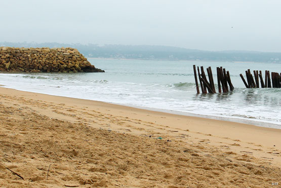 Photo de plage de l'océan au Pays Basque ; digue de pierre et station balnéaire en arrière-plan. Photo avec ou sans encadrement