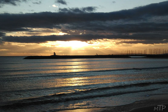 photo de la mer méditerranée, au coucher du soleil, vendue avec ou sans cadre
