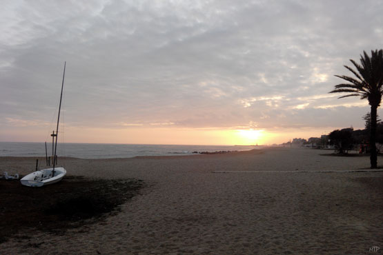Le bateau sur la plage, au coucher du soleil, photo vendue avec ou sans cadre