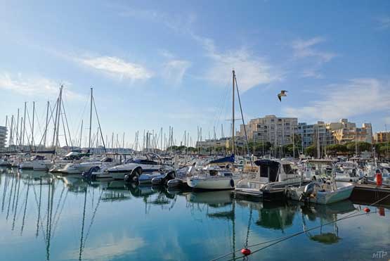 Vue photographique du port de Carnon, station balnéaire familiale de l'Hérault, à offrir sans hésiter