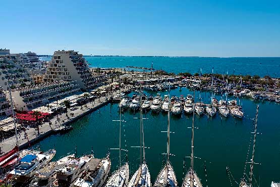 Photo aérienne du port de la Grande Motte, station balnéaire de l'Hérault, en journée