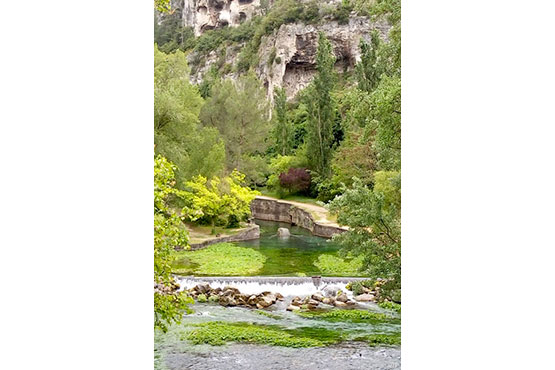 photo de l'Arrivée de la Sorgue au pied de la falaise à Fontaine de Vaucluse photo de paysage