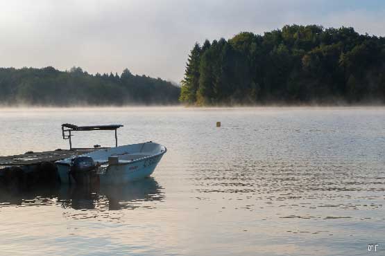 Photo du lac du Cantal, avec petit bateau amarré, calme, quiétude, repos