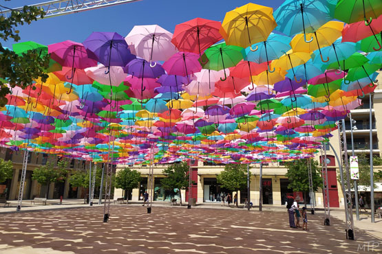 Photos, ville-aix en provence-les parapluies colorés-place commerçante - ombre-soleil-place ombragée