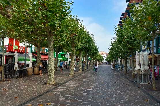 photos-urbaines-rue-piétonne-Fontarrabie-espagne