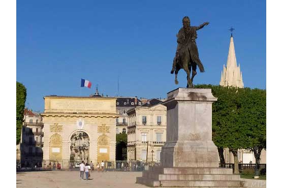 photo-urbaine-jardins-du-peyrou-ville de Montpellier-arc de triomphe