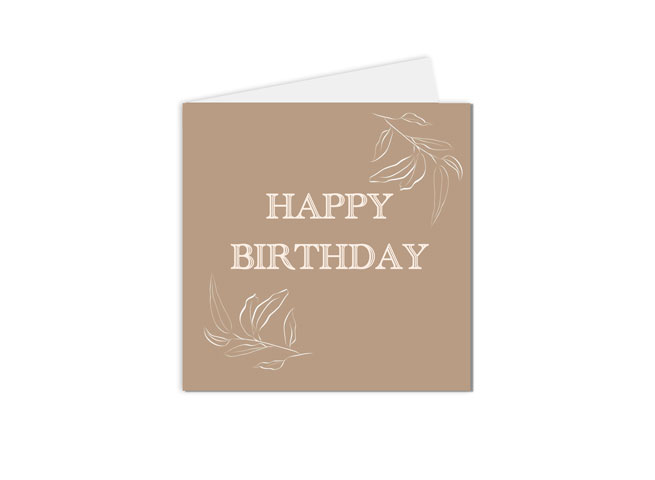 carte happy birthday et feuillage délicat sur fond caramel