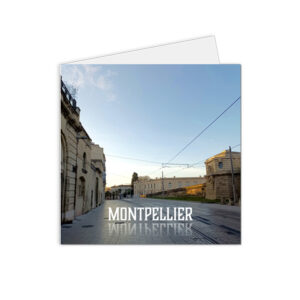 Carte postale de Montpellier avec une lumière douce du lever de soleil sur les pavés