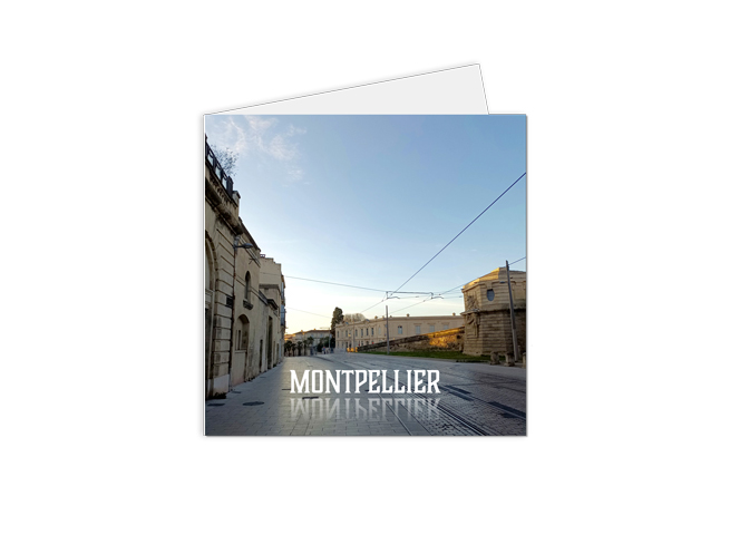 Carte postale de Montpellier avec une lumière douce du lever de soleil sur les pavés