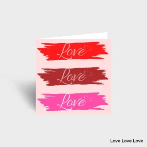 Une carte postale amour en format livret avec une inscription Love écrit trois fois sur un fond rouge, bordeau et rose