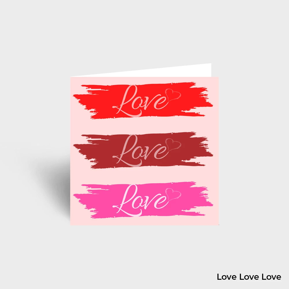 Une carte postale amour en format livret avec une inscription Love écrit trois fois sur un fond rouge, bordeau et rose